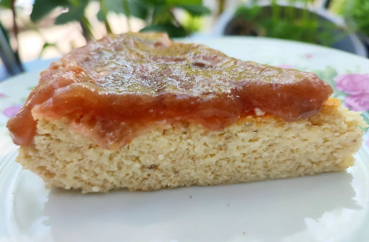 Sernik z białym makiem i polewą z rabarbaru bez cukru, keto sero - mak