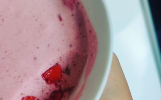 Truskawki w śmietankowej piance bez cukru