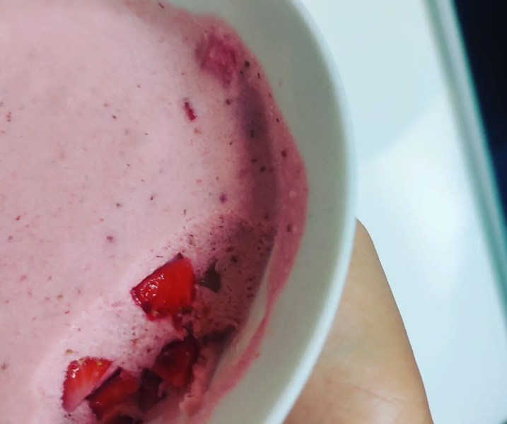 Truskawki w śmietankowej piance bez cukru