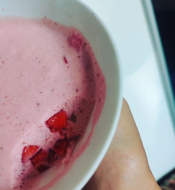 Truskawki w śmietankowej piance bez cukru