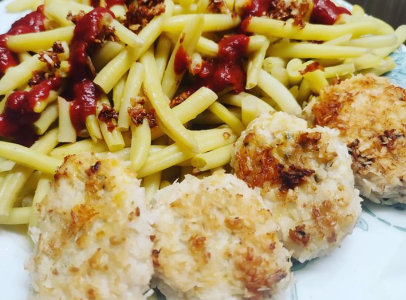 Mielone kotleciki z piersi z kurczaka z serem i panierką kokosową