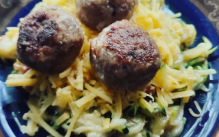 Kalarepa i cukinia w sosie śmietanowym z skwarkami z klopsikami