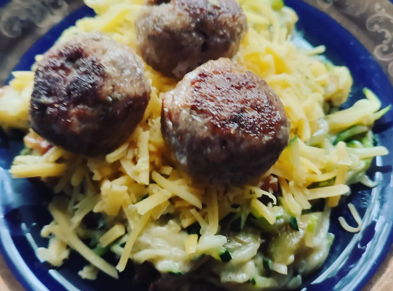 Kalarepa i cukinia w sosie śmietanowym z skwarkami z klopsikami