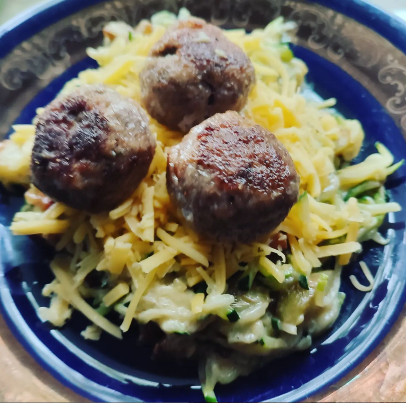 Kalarepa i cukinia w sosie śmietanowym z skwarkami z klopsikami