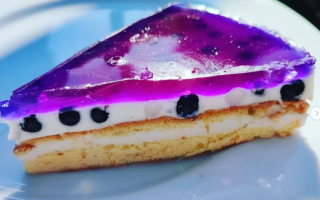 Keto ciasto z kokosowym nadzieniem, czarnymi porzeczkami i fioletową galaretką herbacianą