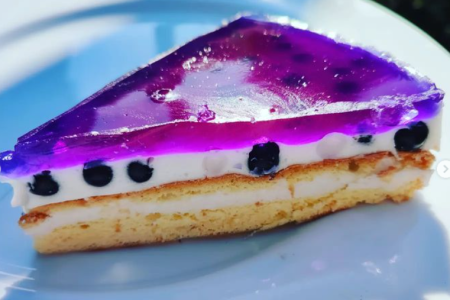 Keto ciasto z kokosowym nadzieniem, czarnymi porzeczkami i fioletową galaretką herbacianą