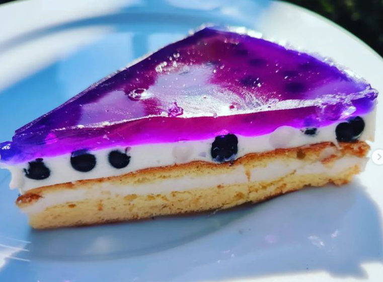 Keto ciasto z kokosowym nadzieniem, czarnymi porzeczkami i fioletową galaretką herbacianą