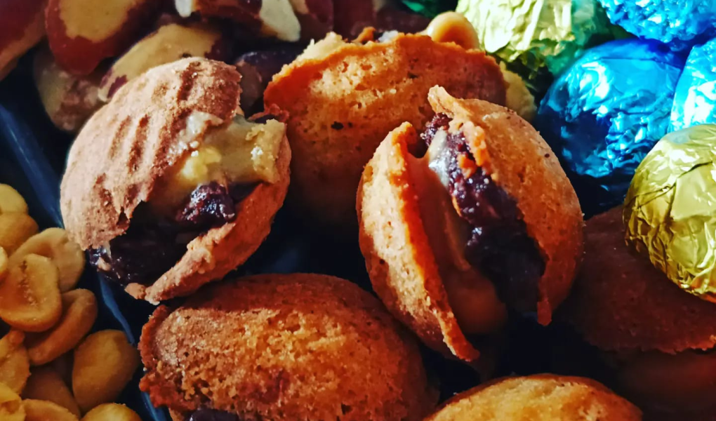 keto chrupiące orzeszki z nadzieniem z masła orzechowego