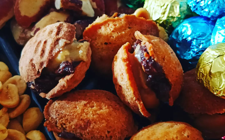 keto chrupiące orzeszki z nadzieniem z masła orzechowego