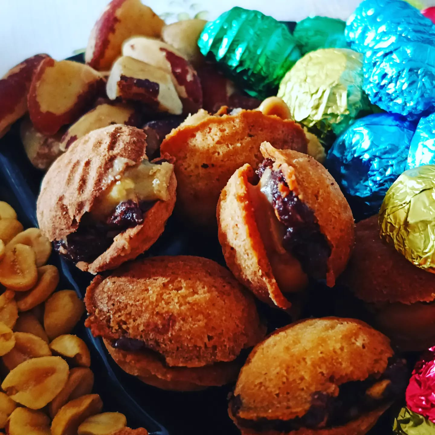 keto chrupiące orzeszki z nadzieniem z masła orzechowego