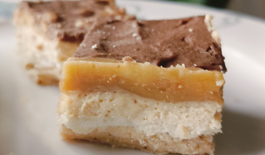 Sernik sniksers na jogurtach greckich