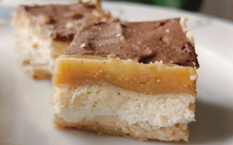 Sernik sniksers na jogurtach greckich