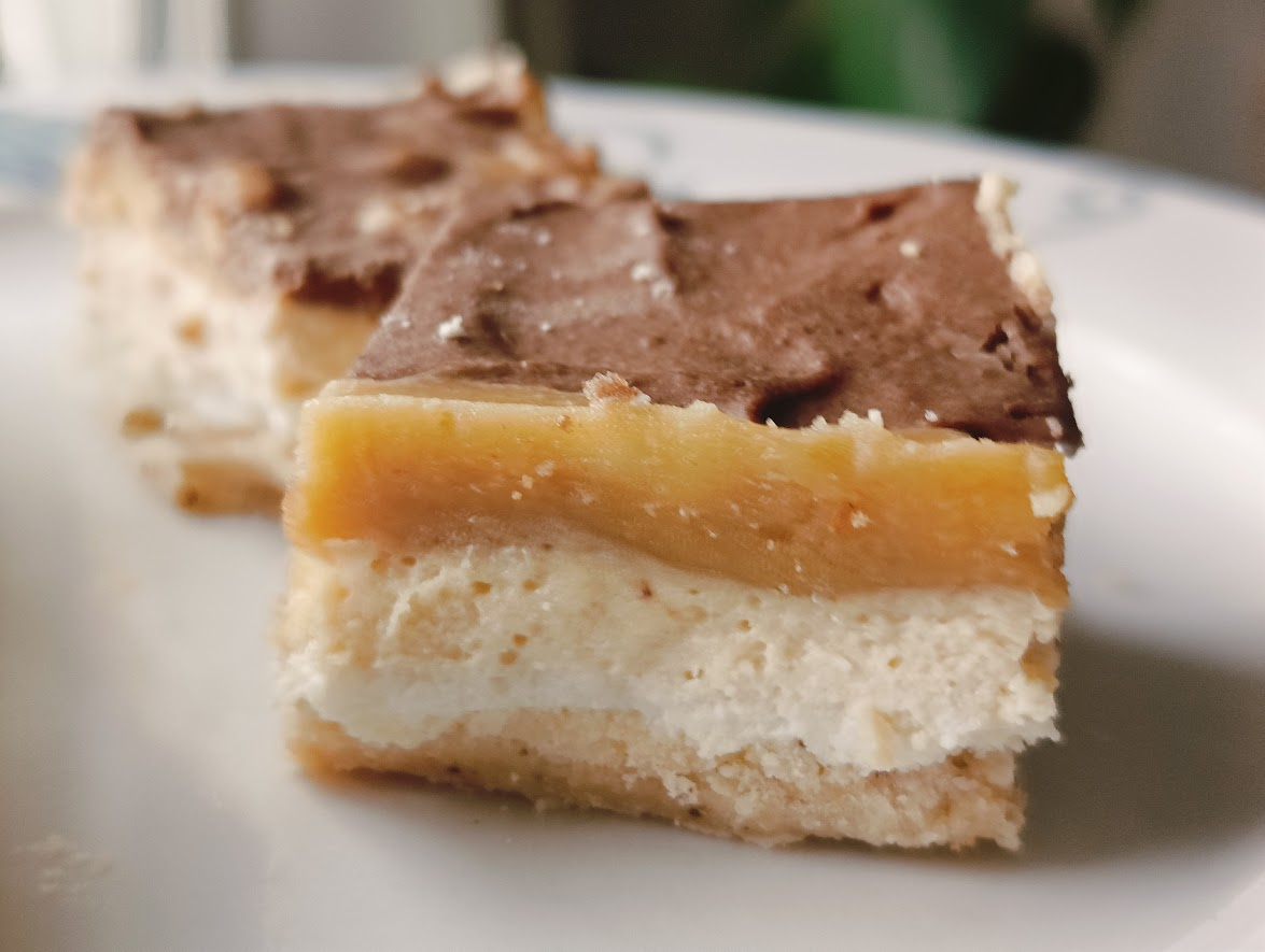 Sernik sniksers na jogurtach greckich