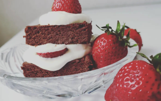 Keto Brownie z kremem śmietankowym