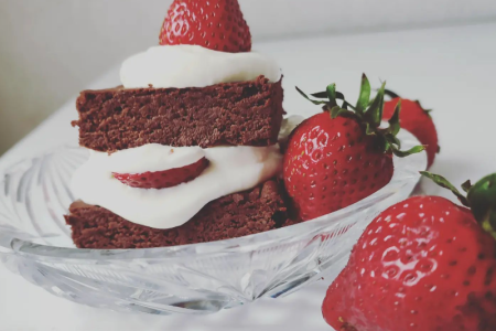 Keto Brownie z kremem śmietankowym