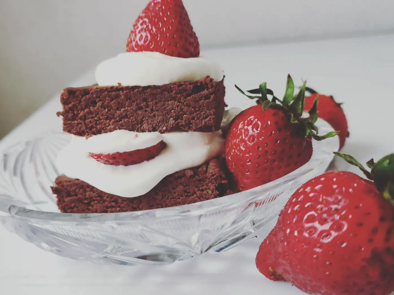 Keto Brownie z kremem śmietankowym