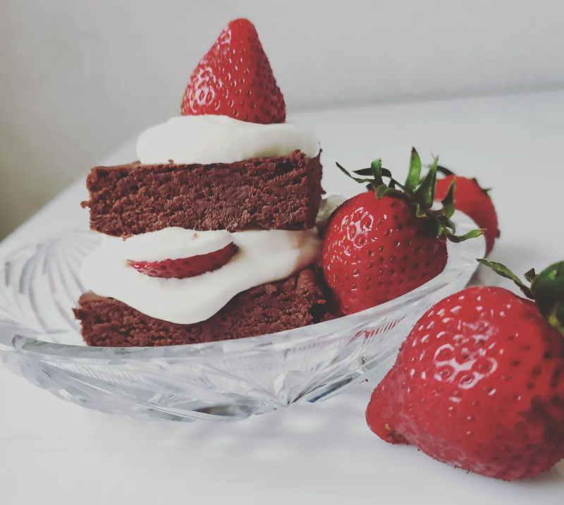 Keto Brownie z kremem śmietankowym