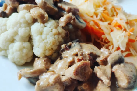 Keto gulasz z indykiem i pieczarkami