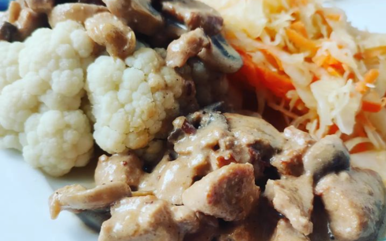 Keto gulasz z indykiem i pieczarkami