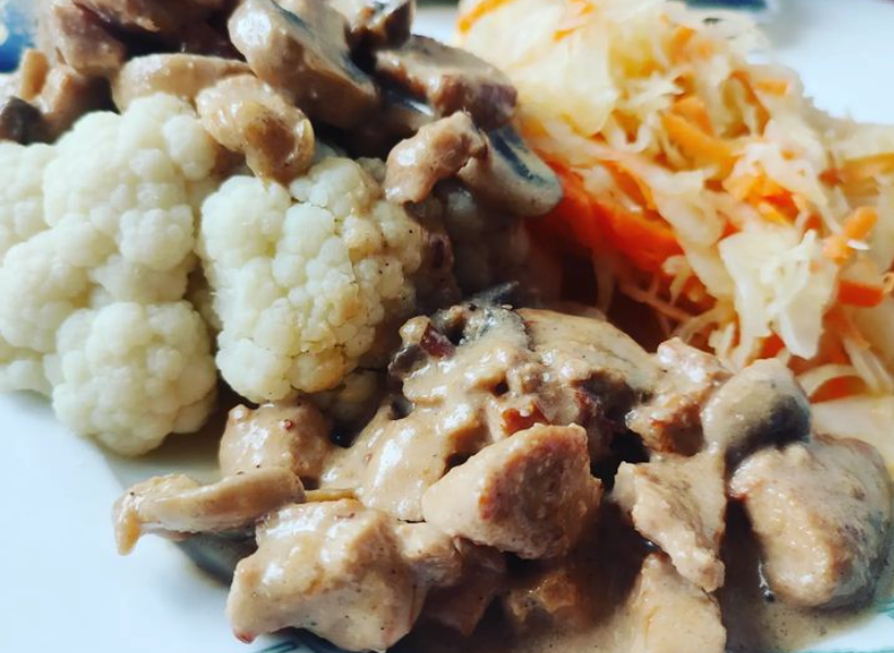 Keto gulasz z indykiem i pieczarkami