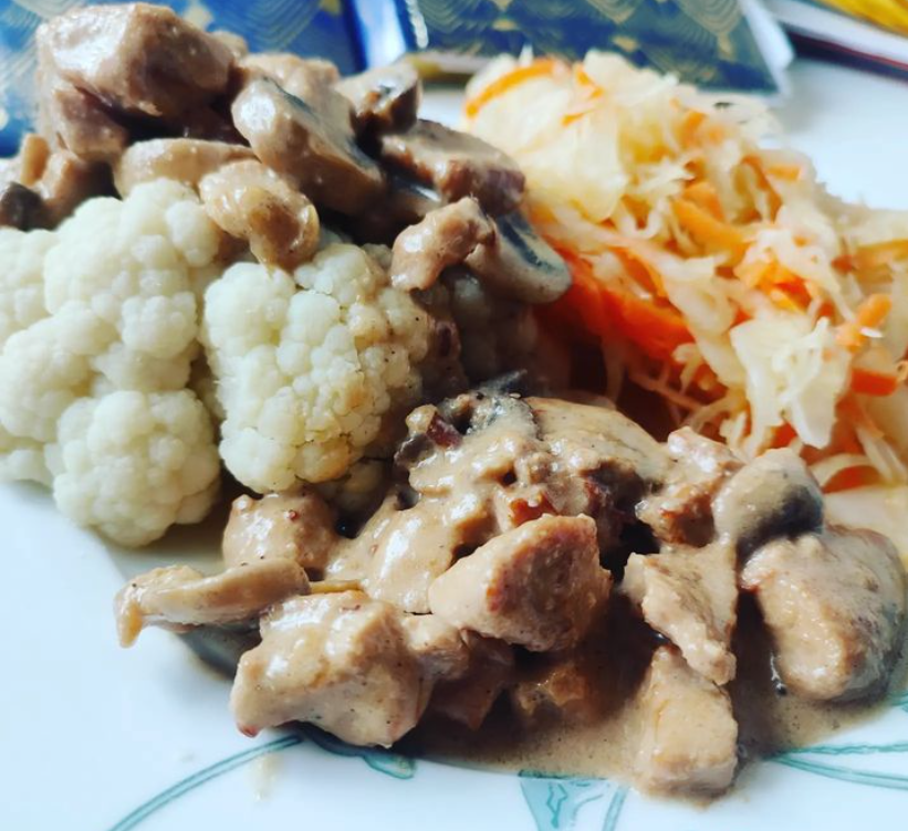 Keto gulasz z indykiem i pieczarkami