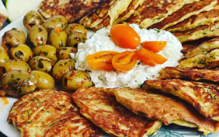 Keto placki z cukinii i selera korzeniowego z mozzarellą