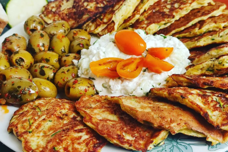 Keto placki z cukinii i selera korzeniowego z mozzarellą