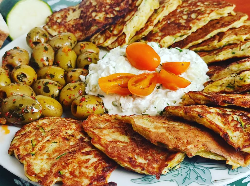 Keto placki z cukinii i selera korzeniowego z mozzarellą