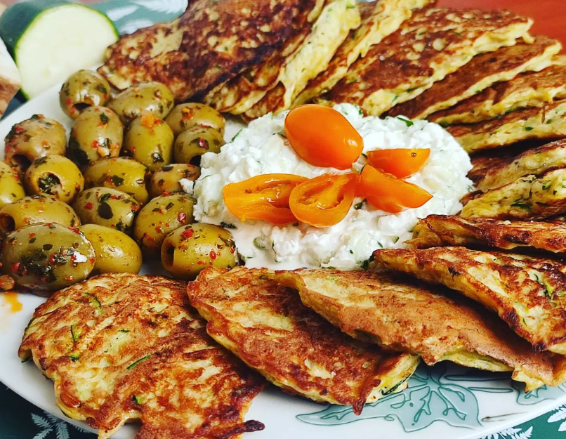 Keto placki z cukinii i selera korzeniowego z mozzarellą