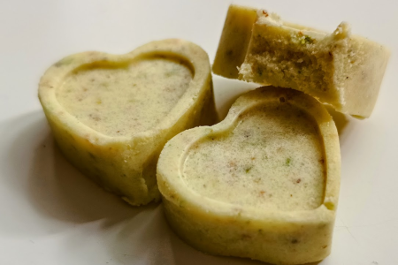 Keto białe czekoladki z pistacjami