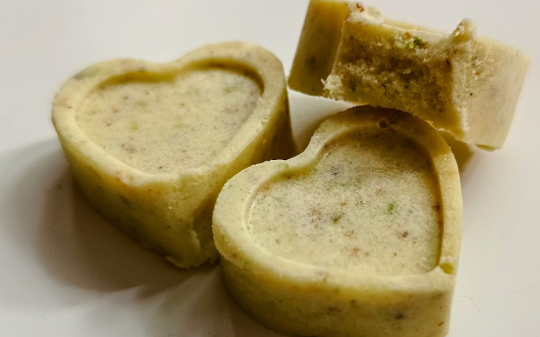 Keto białe czekoladki z pistacjami