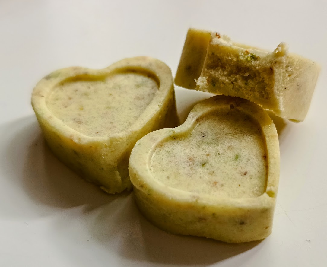 Keto białe czekoladki z pistacjami