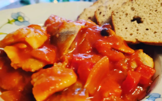 Keto śledzie w sosie pomidorowo paprykowym