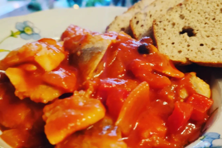 Keto śledzie w sosie pomidorowo paprykowym