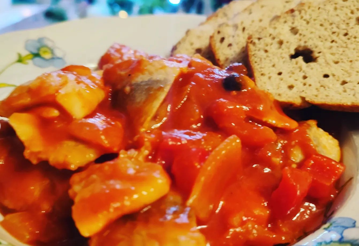 Keto śledzie w sosie pomidorowo paprykowym