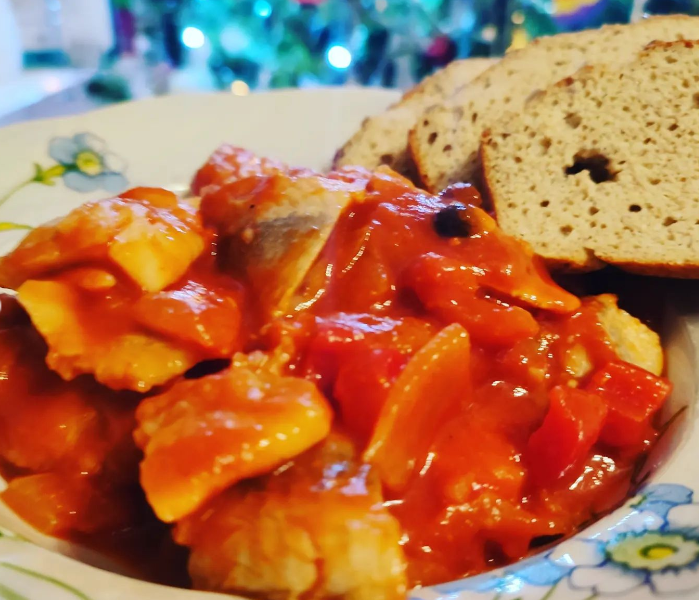 Keto śledzie w sosie pomidorowo paprykowym