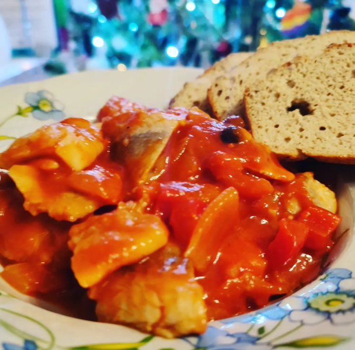 Keto śledzie w sosie pomidorowo paprykowym