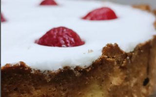 Tarta z kokosowym ptasim mleczkiem i truskawkami