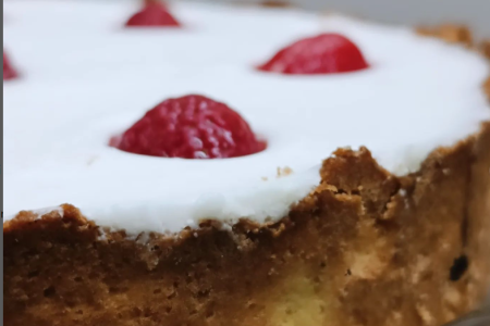 Tarta z kokosowym ptasim mleczkiem i truskawkami