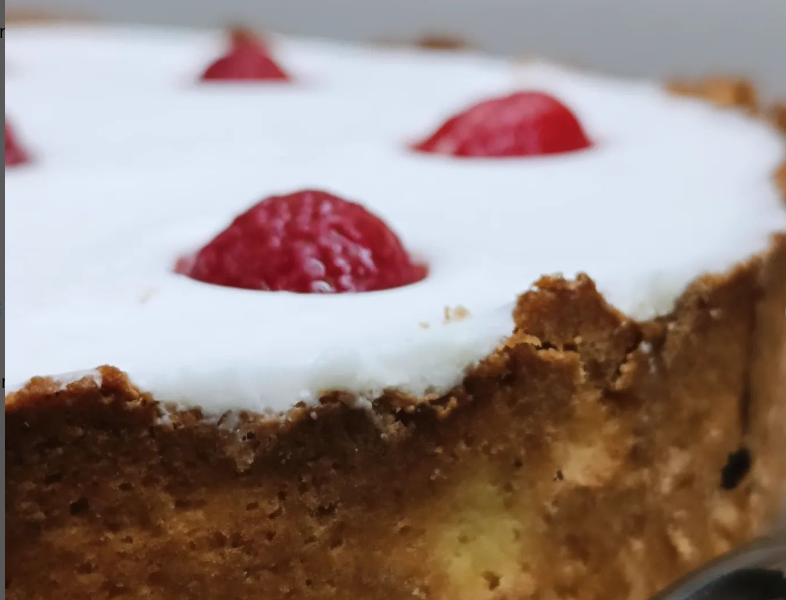 Tarta z kokosowym ptasim mleczkiem i truskawkami