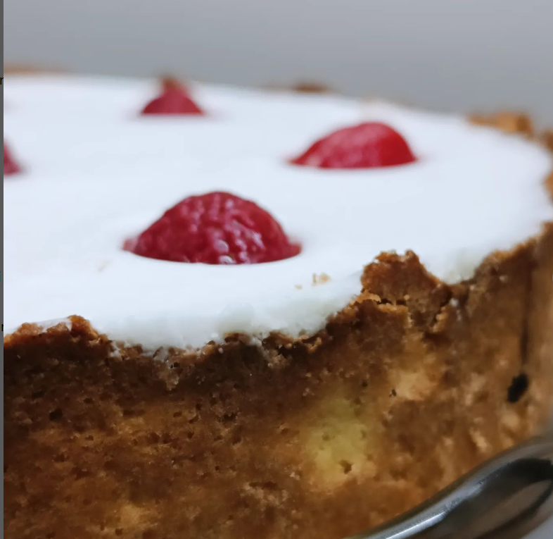 Tarta z kokosowym ptasim mleczkiem i truskawkami