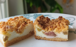 Keto kruche ciasto z rabarbarem pianką i kruszonką