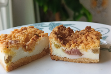 Keto kruche ciasto z rabarbarem pianką i kruszonką
