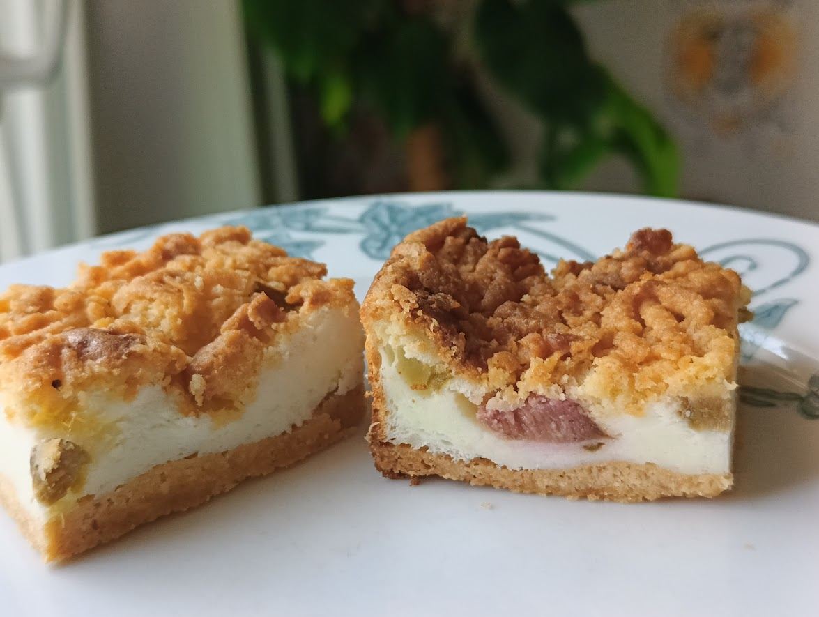 Keto kruche ciasto z rabarbarem pianką i kruszonką