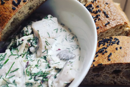 Keto Śledzie w sosie śmietankowo koperkowym