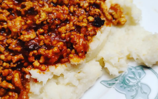 Keto Ostry pomidorowy sos z chili na delikatnym puree z kalafiora