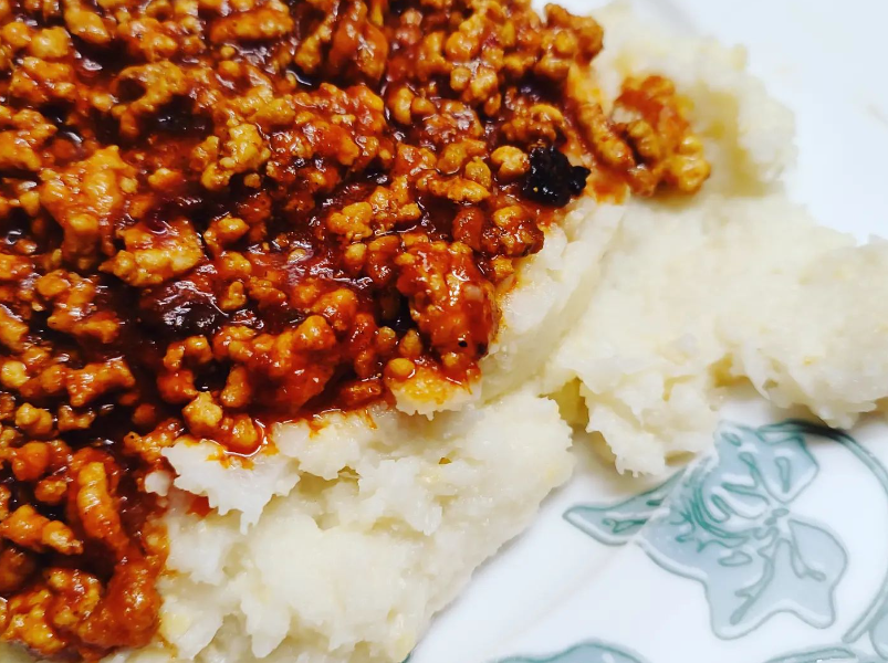 Keto Ostry pomidorowy sos z chili na delikatnym puree z kalafiora