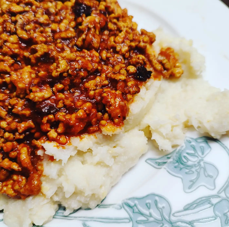 Keto Ostry pomidorowy sos z chili na delikatnym puree z kalafiora