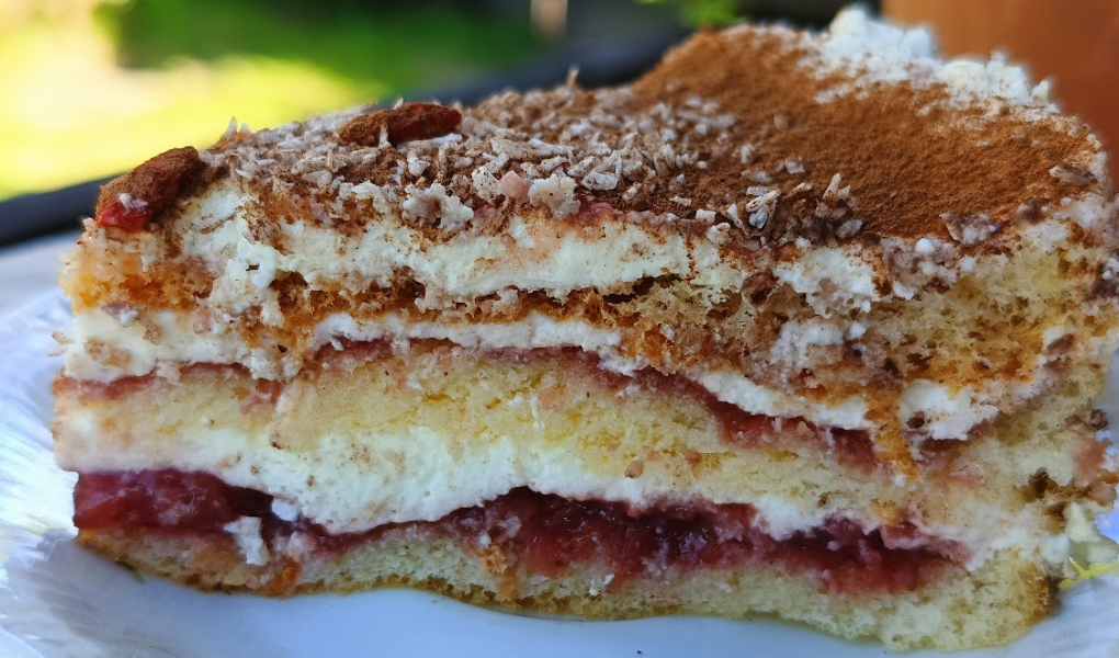Keto tort z nadzieniem serkowo maślanym