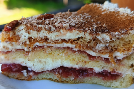 Keto tort z nadzieniem serkowo maślanym